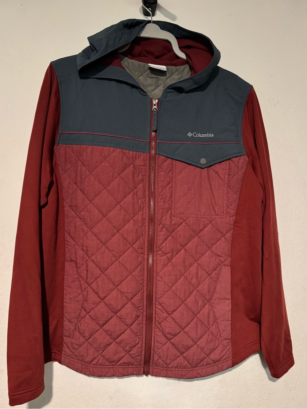 Columbia Men's Quilted Performance Jacket in Burgundy and Charcoal